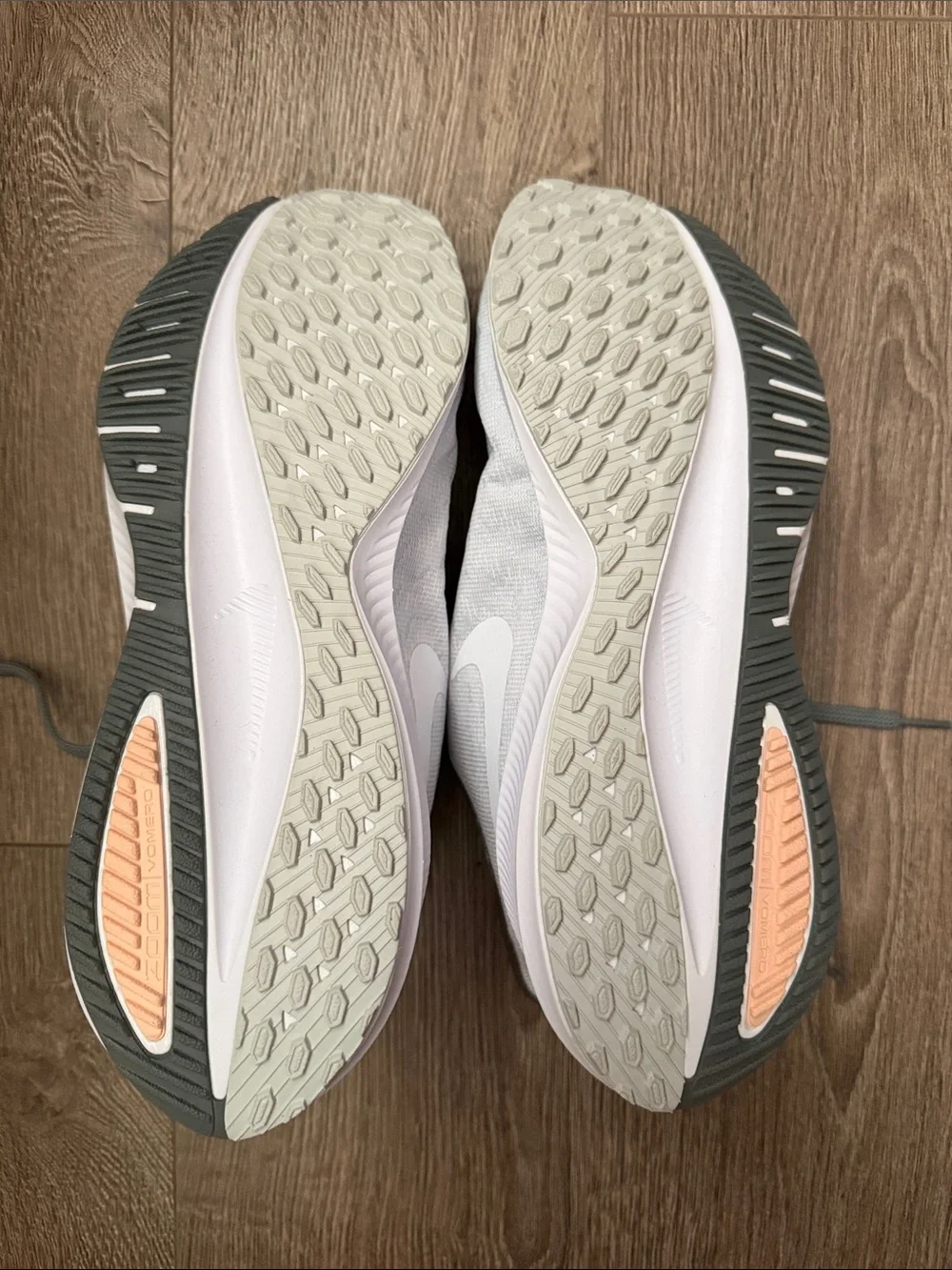 Nike WMNS Air Zoom Vomero 14 in Pure Platinum and Crimson Tint